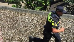 Man spuugt agente in het gezicht en verzet zich tegen aanhouding