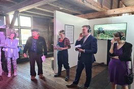 Burgemeester maakt handen vuil aan opening PRUT expositie bij Museum BroekerVeiling