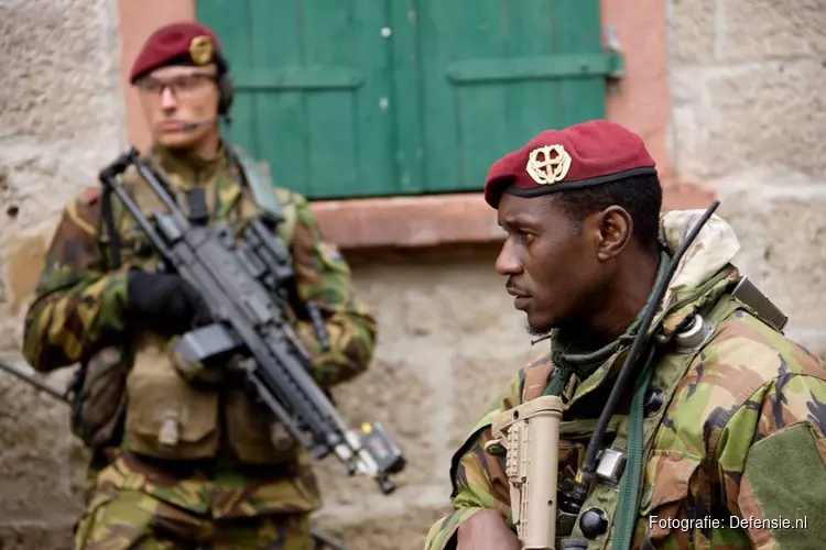 Rode Baretten `veroveren`s- Hertogenbosch: Logistieke training van de luchtmobiele brigade