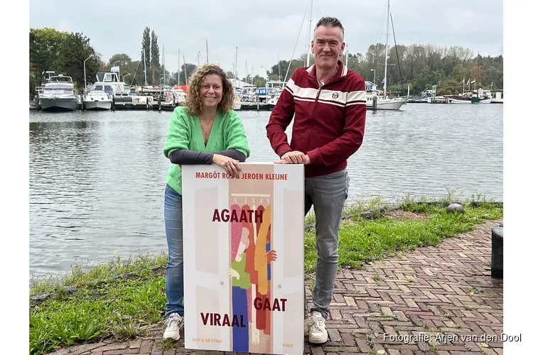 Schrijversduo presenteert nieuwe roman ‘Met dit boek geef je twee vrienden cadeau’