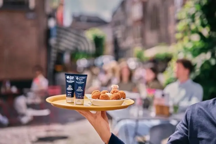 ’t Pantoffeltje in ‘s-Hertogenbosch zet deze zomer zonnebrandcrème op de menukaart om de kans op huidkanker te verkleinen.