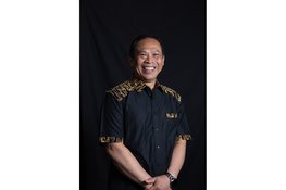 Yana Sutrisna uit Den Bosch geportretteerd in Makanologie – nieuw boek over 55 jaar Indonesische chefs in Nederland