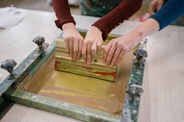 Het Grafisch Atelier traint Bossche zeefdrukspierballen voor Serious Request