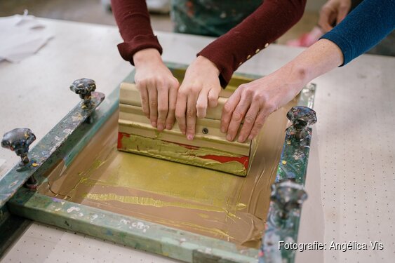 Het Grafisch Atelier traint Bossche zeefdrukspierballen voor Serious Request