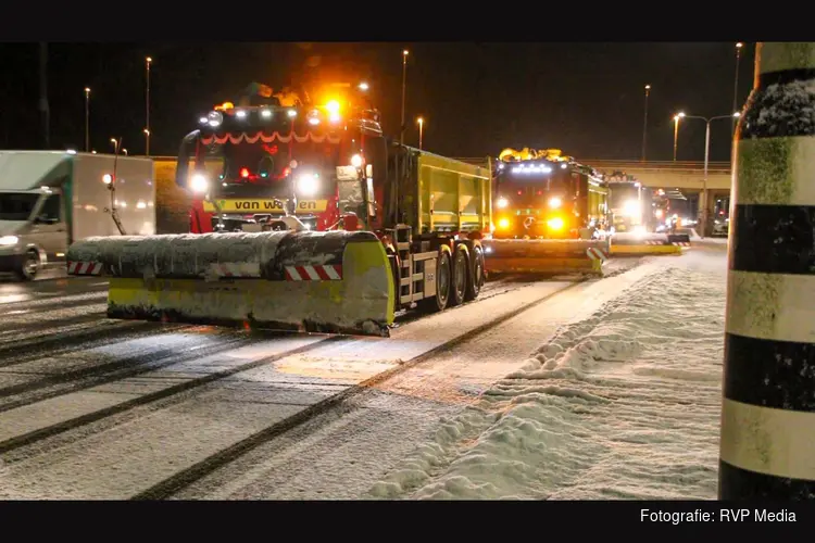 Opnieuw code geel in het hele land. Tot 10.00 uur geen NS-treinen. Schiphol schrapt honderden vluchten