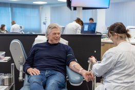 Roelof Hemmen brengt bezoek aan de nieuwe Sanquin-vestiging Den Bosch