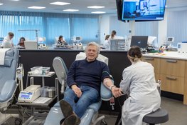 Roelof Hemmen brengt bezoek aan de nieuwe Sanquin-vestiging Den Bosch