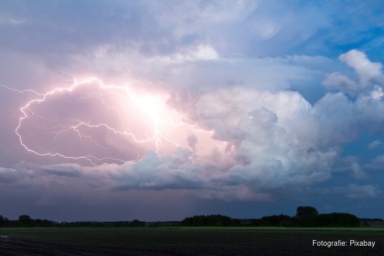 Onweersbuien en lagere temperaturen luiden wisselvallig begin van mei in