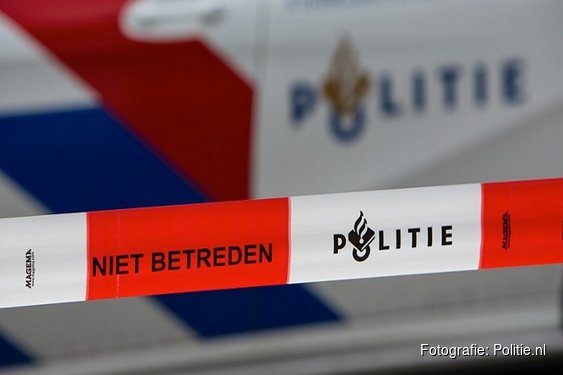 Gestolen auto rijdt in op politie